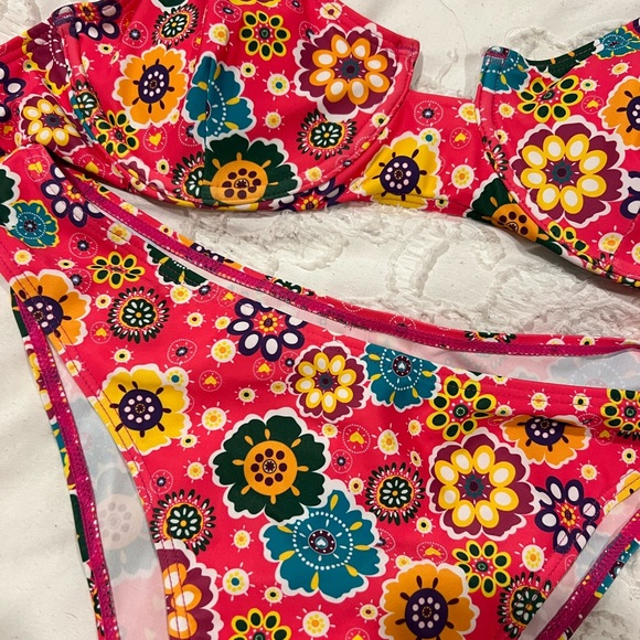 Retro Floral Bikini - Picture 2 of 3